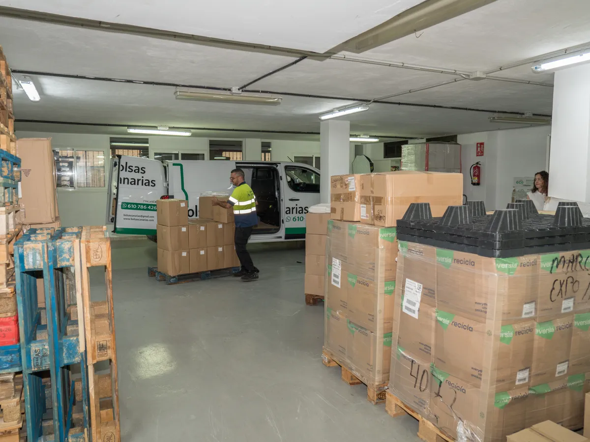 Preparación de pedidos en el almacén de Bolsas Canarias