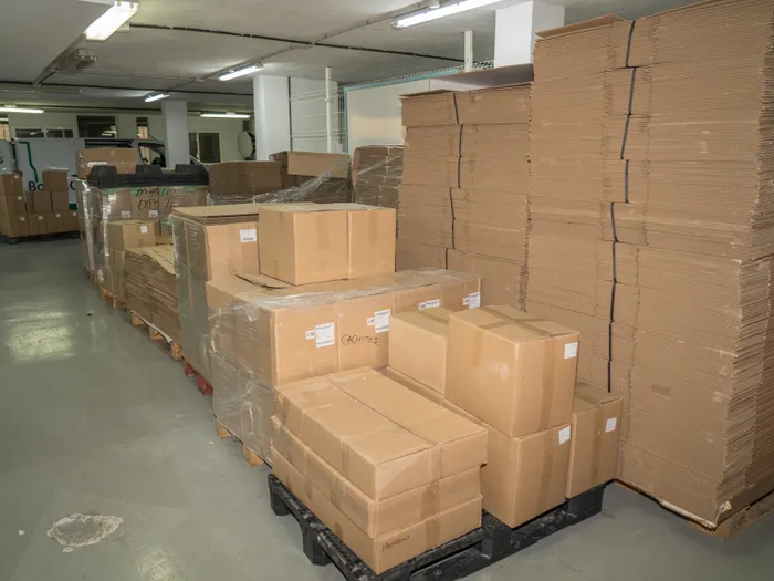 Almacén de Bolsas Canarias con stock de cajas y bolsas de papel listas para repartir