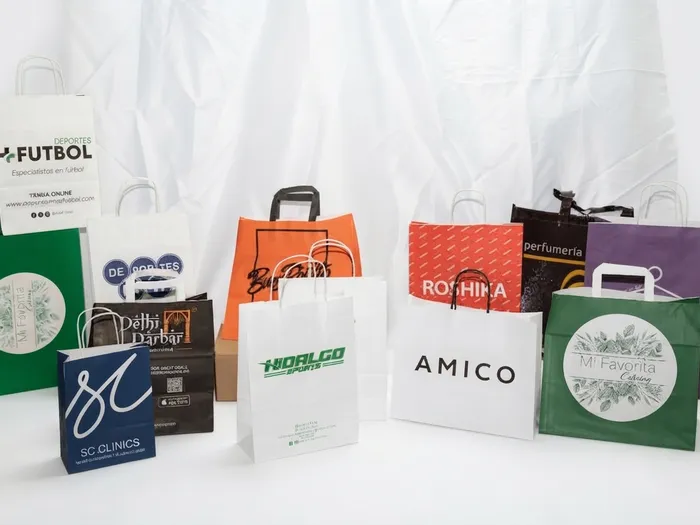 Selección de bolsas de papel personalizadas con el logotipo de distintos negocios de Canarias