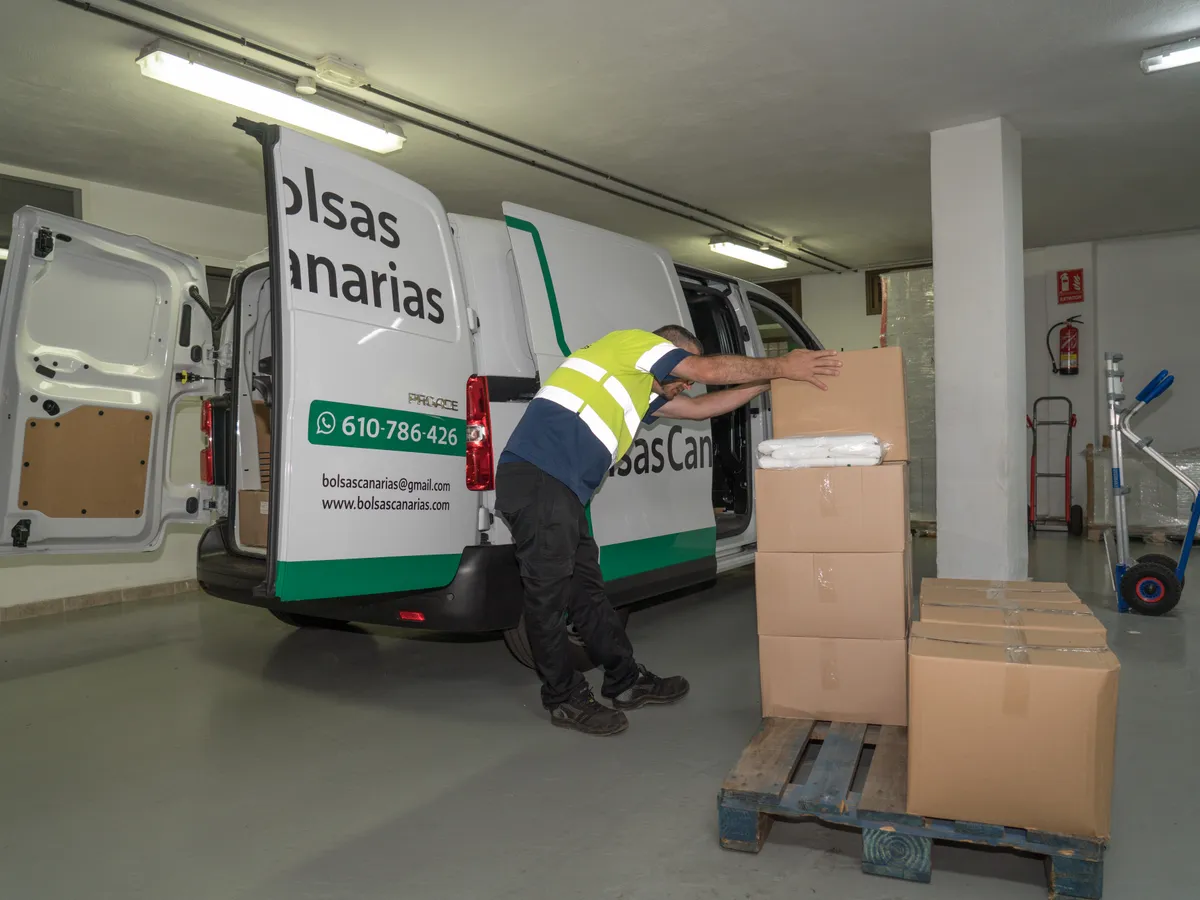 Repartidor de Bolsas Canarias preparando un pedido para su entrega