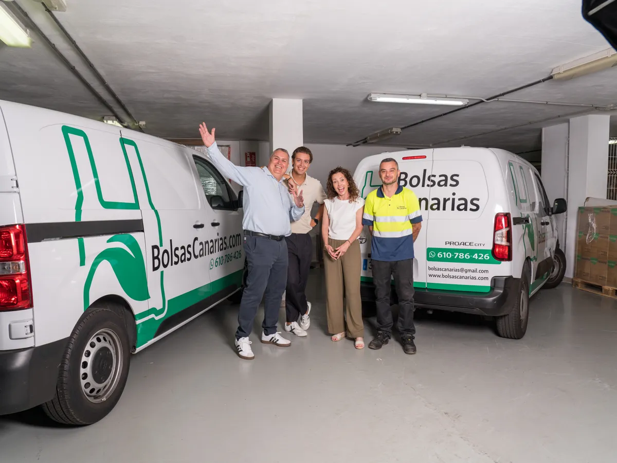 Equipo de Bolsas Canarias junto a las furgonetas de reparto