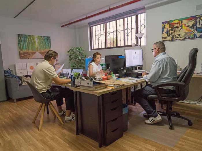 Equipo de Bolsas Canarias asesorando sobre un pedido personalizado en la oficina de Puerto de la Cruz