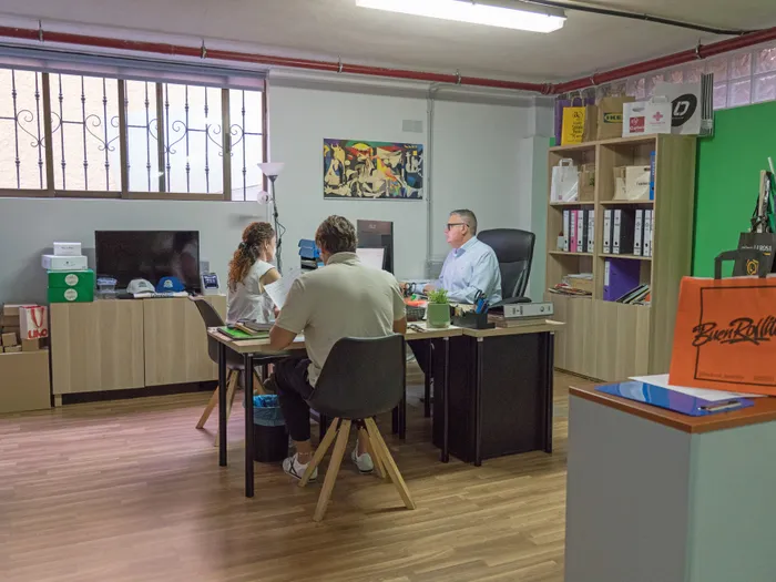 Equipo de Bolsas Canarias trabajando en la oficina de Puerto de la Cruz