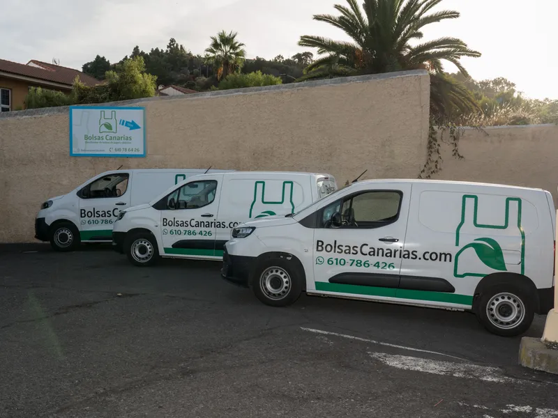 Flota de furgonetas de Bolsas Canarias en Puerto de la Cruz, listas para el reparto