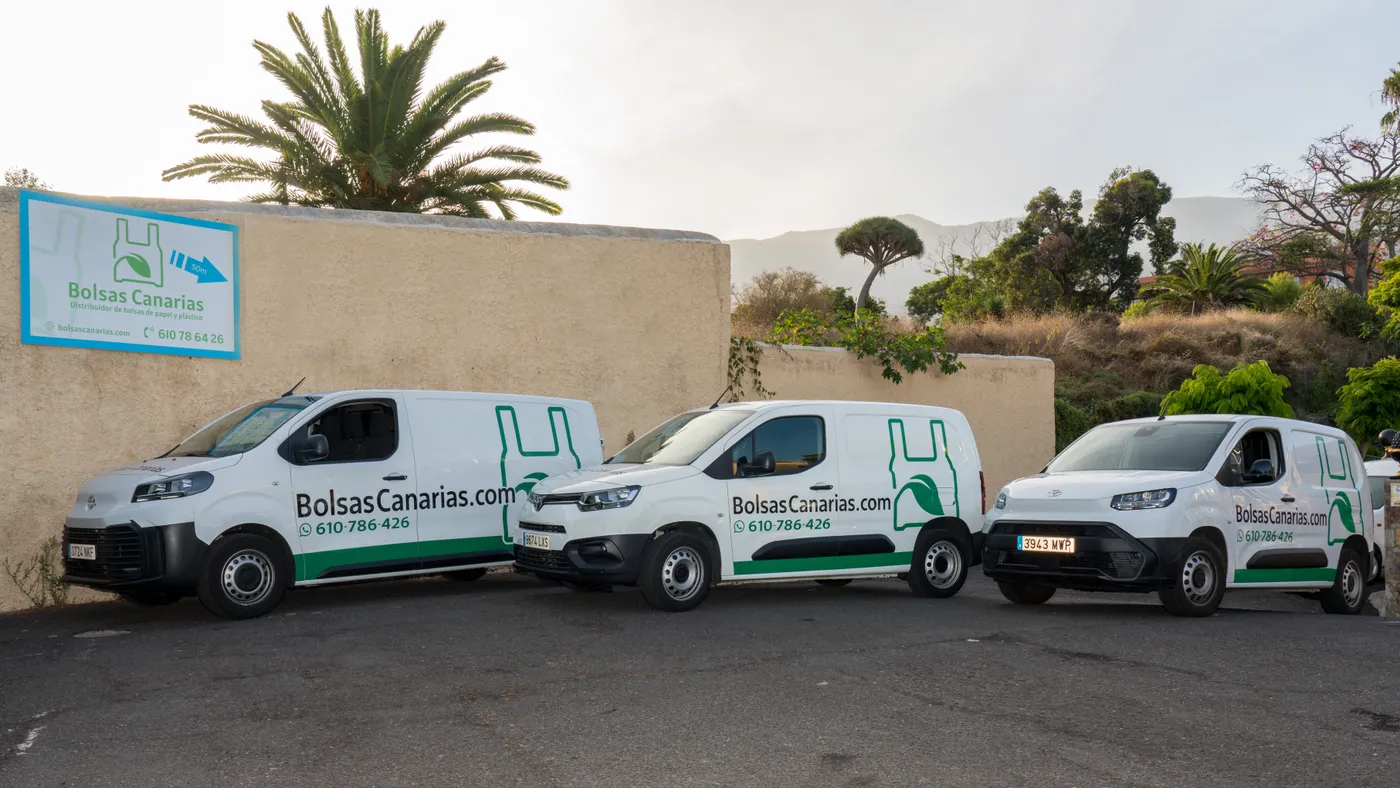Furgonetas de Bolsas Canarias preparadas para el reparto y los envíos interinsulares