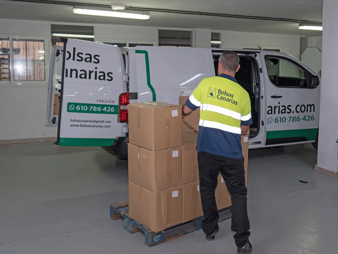 Repartidor de Bolsas Canarias cargando pedidos en la furgoneta para su envío a las islas