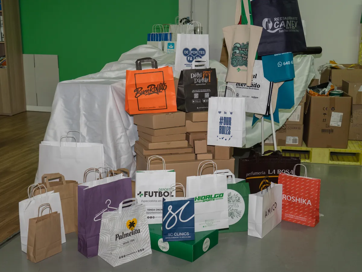 Variedad de bolsas de papel y cajas personalizadas fabricadas por Bolsas Canarias