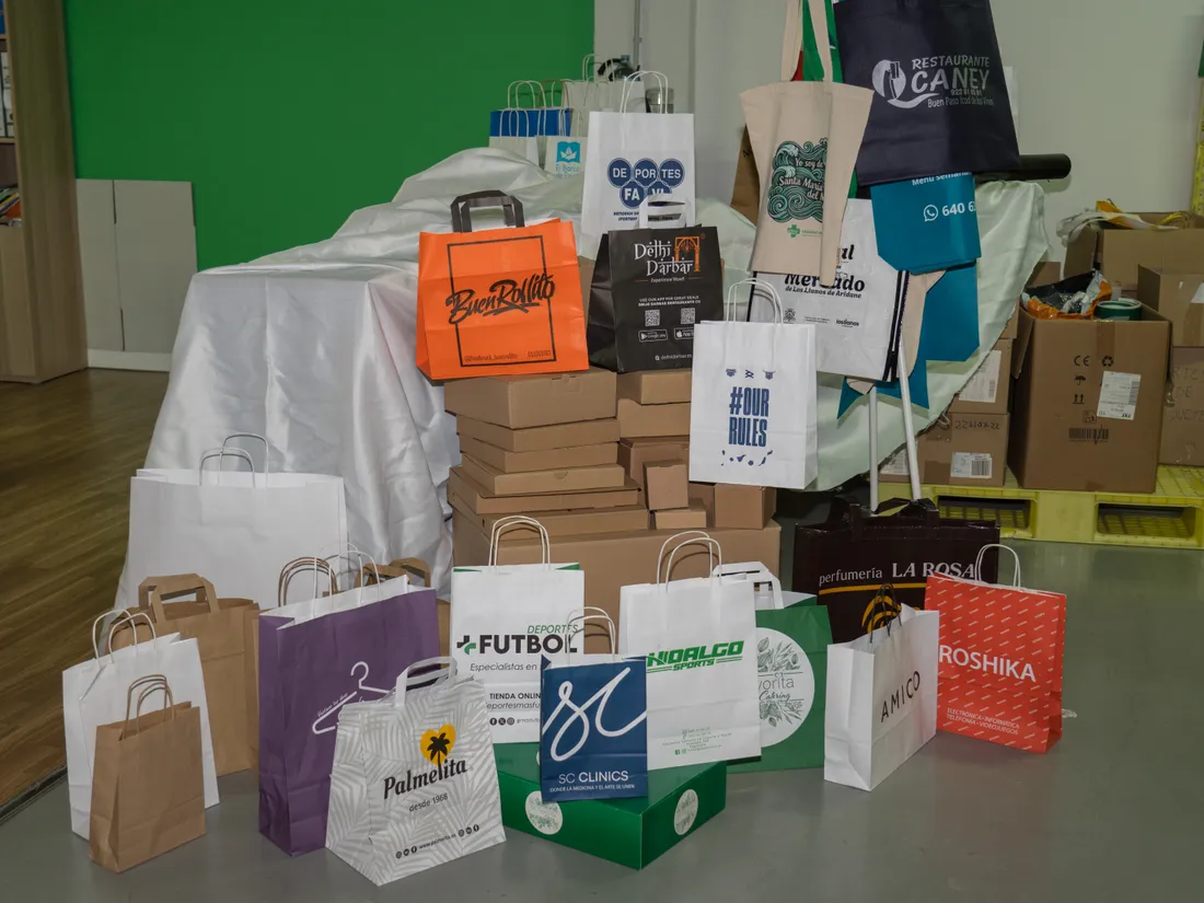 Variedad de bolsas de papel y cajas personalizadas fabricadas y distribuidas por Bolsas Canarias
